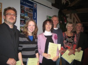 Tanzturnierabzeichen an Matthias, Melli, Ilonka, Harald, Pauline und Willi. Thoams nicht im Bild